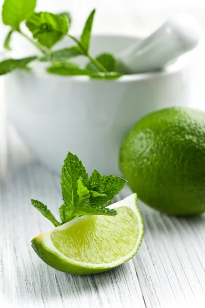 Limão verde com hortelã — Fotografia de Stock