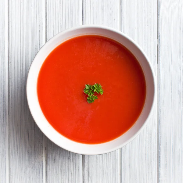 Sopa de tomate en la mesa de cocina — Foto de Stock