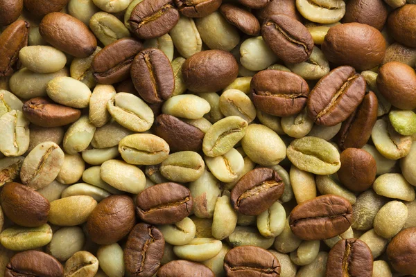 Gröna och rostade kaffebönor — Stockfoto