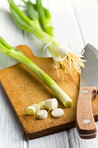 Tagliare cipollotti — Foto Stock