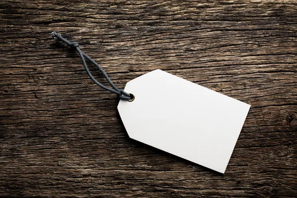 Etiqueta de precio en blanco sobre fondo de madera — Foto de Stock