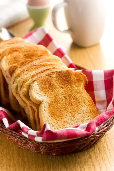 Ontbijt. wit geroosterd brood. — Stockfoto