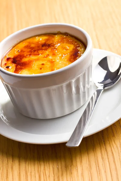 Crème brûlée i keramik skål — Stockfoto