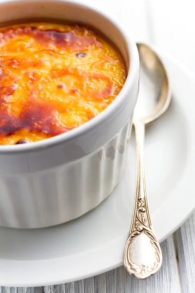 Creme brulee in ceramic bowl — Stock Photo, Image