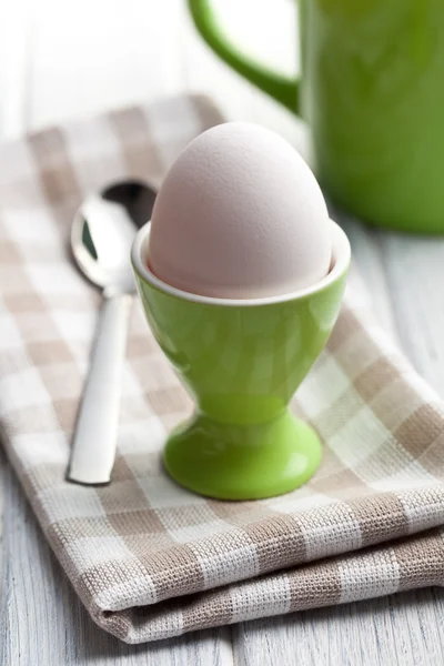 在 eggcup 中的水煮的蛋 — 图库照片