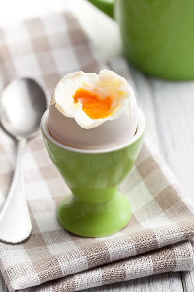 Gekochtes Ei im Eierbecher — Stockfoto