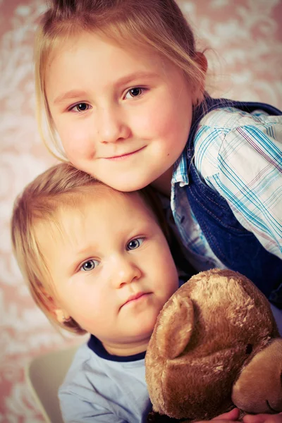 Retrato de dos hermanas —  Fotos de Stock