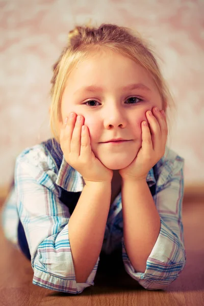 Bella bambina sdraiata sul pavimento — Foto Stock