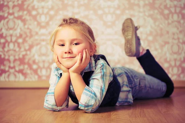 Menina bonita deitada no chão — Fotografia de Stock