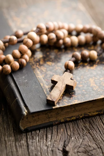 Santa Bibbia e rosario perline — Foto Stock