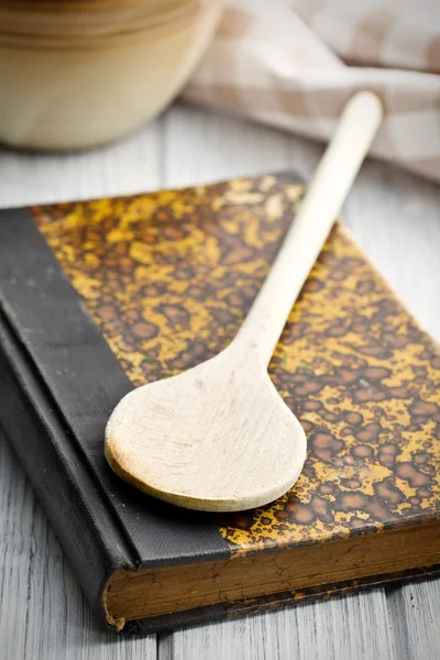 Старая книга рецептов на деревянном столе — стоковое фото