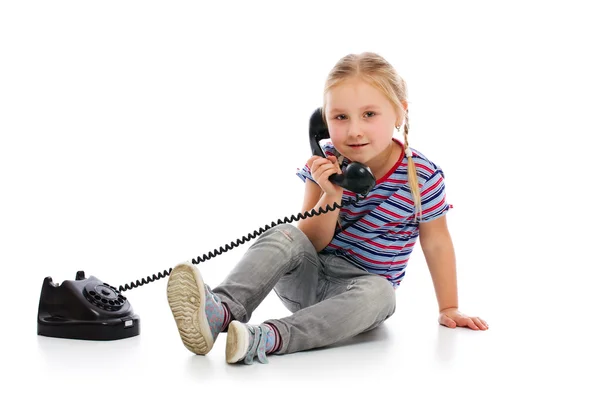 Liten flicka med gamla retro telefon. — Stockfoto