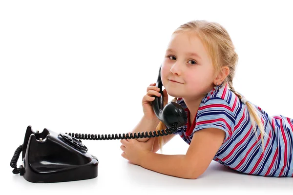 Petite fille avec vieux téléphone rétro . — Photo