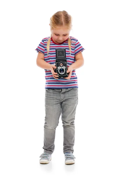 Malá holčička se starým fotoaparátem. — Stock fotografie