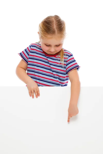 Kleines Mädchen zeigt auf Whiteboard. — Stockfoto
