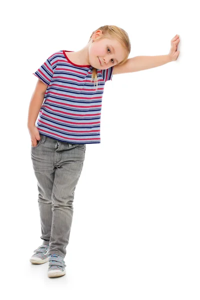 Niña apoyada en una pared blanca . — Foto de Stock