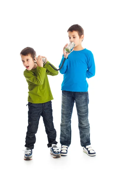Двоє хлопчиків, які називають бляшанку, можуть телефонувати . — стокове фото