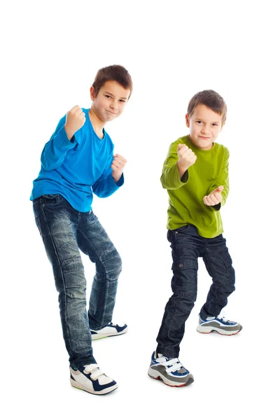 Dois rapazes em posição de luta . — Fotografia de Stock