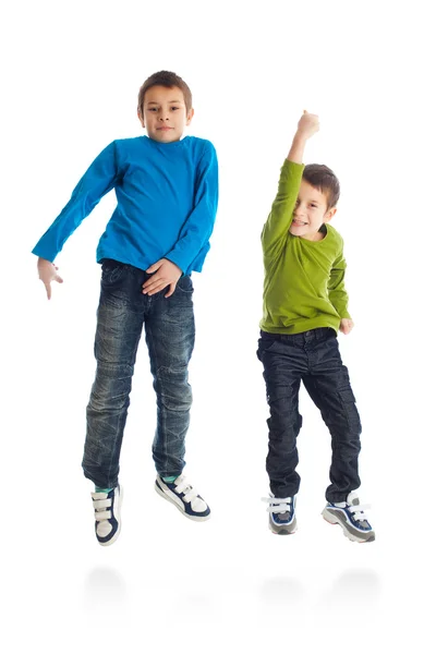 Dois meninos pulando no fundo branco . — Fotografia de Stock