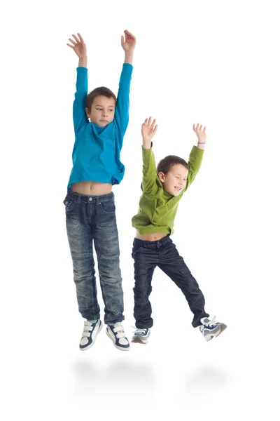 Dois meninos pulando no fundo branco . — Fotografia de Stock