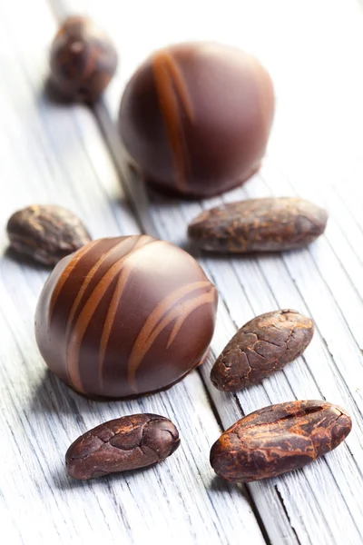 Çikolatalı pralin ve kakao çekirdekleri — Stok fotoğraf