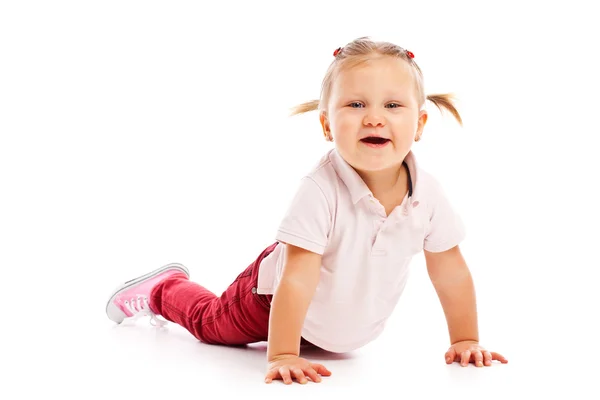 Niño pequeño y feliz posando en el estudio — Foto de Stock