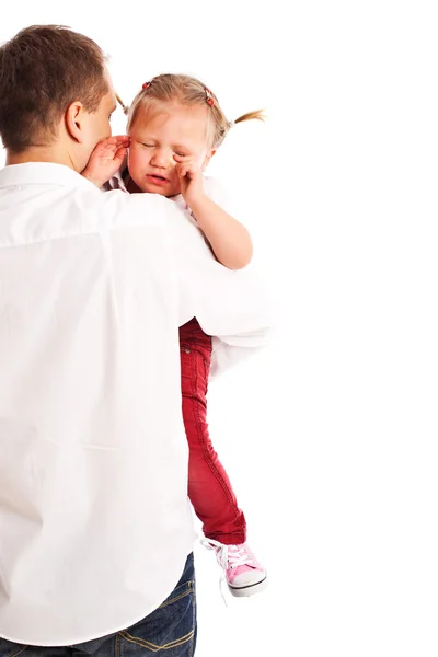 Плаче дитина в обіймах батька — стокове фото