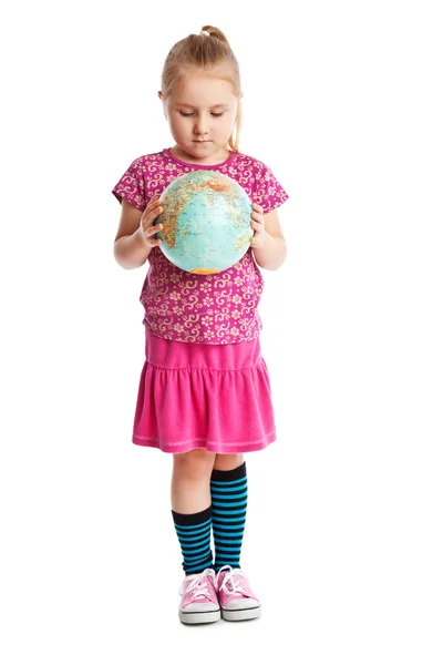 Klein meisje houdt van een wereldbol. — Stockfoto