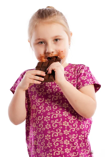 Chica joven comiendo una barra de chocolate . — Foto de Stock