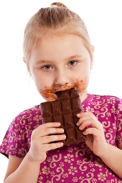 Chica joven comiendo una barra de chocolate . — Foto de Stock