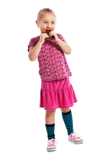 Junges Mädchen isst einen Schokoriegel. — Stockfoto