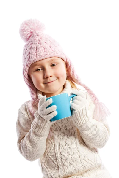 Kleines Mädchen trinkt Heißgetränk. — Stockfoto