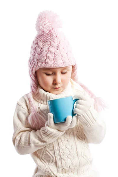 Gadis kecil minum minuman panas . — Stok Foto