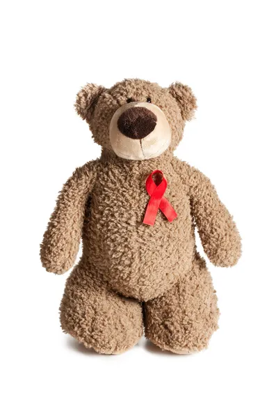 Nallebjörn med rött band aids medvetenhet — Stockfoto