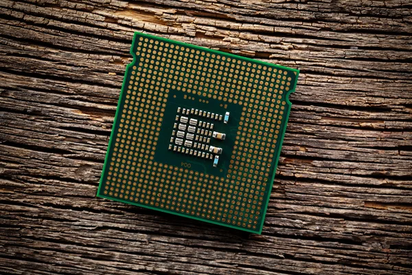 De processor van de computer op oude houten achtergrond — Stockfoto