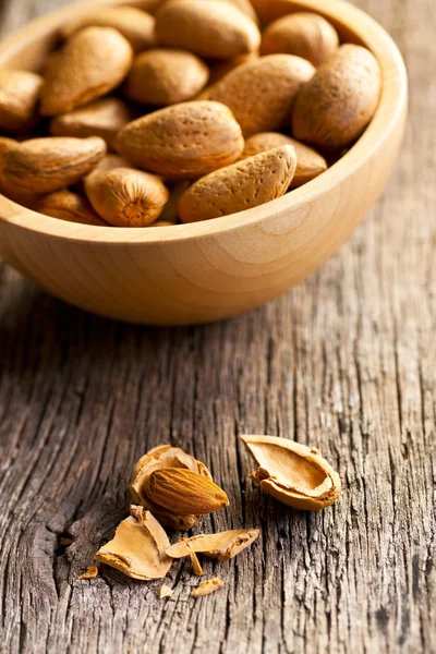 Amandes dans un bol en bois — Photo