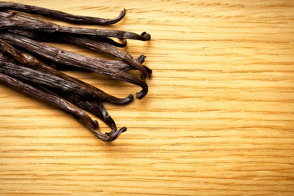 Vagens de baunilha na mesa da cozinha — Fotografia de Stock