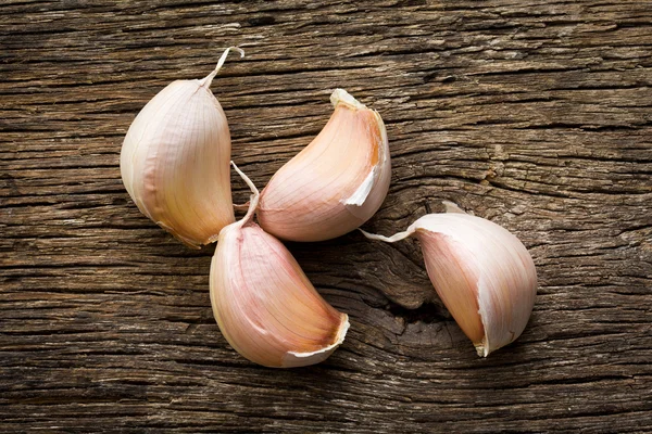 Fresh garlic on wooden table — Stock Photo, Image