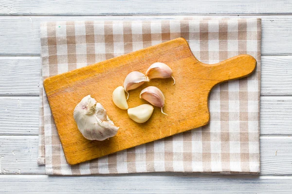 Verse knoflook op keukentafel — Stockfoto