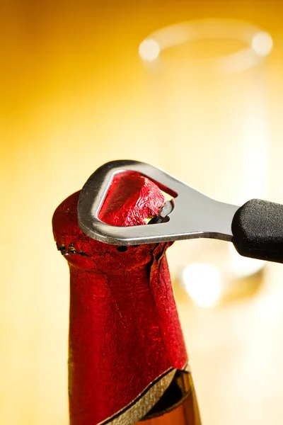 Bierflasche öffnen — Stockfoto