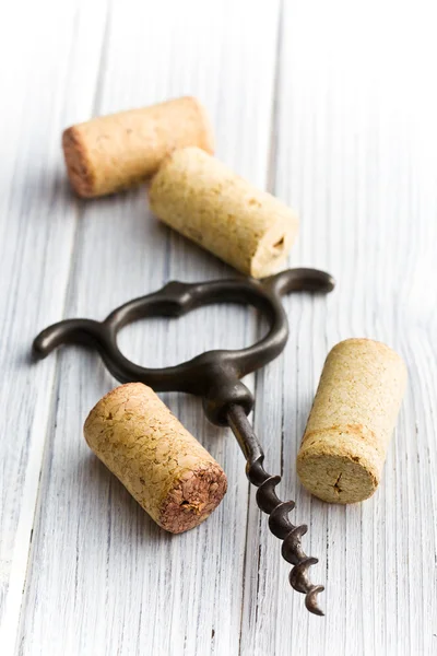 Vintage corkscrew and wine corks — Stock Photo, Image