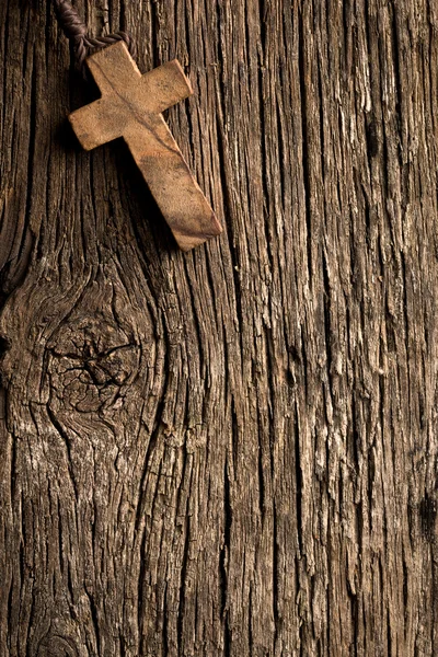 Antigue houten kruis op oude houten achtergrond — Stockfoto