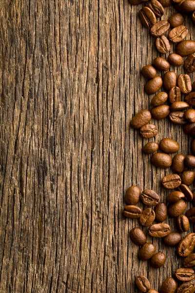 Antika ahşap zemin üzerinde kahve çekirdekleri — Stok fotoğraf