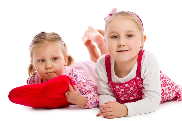 Twee zussen liggend op witte vloer — Stockfoto