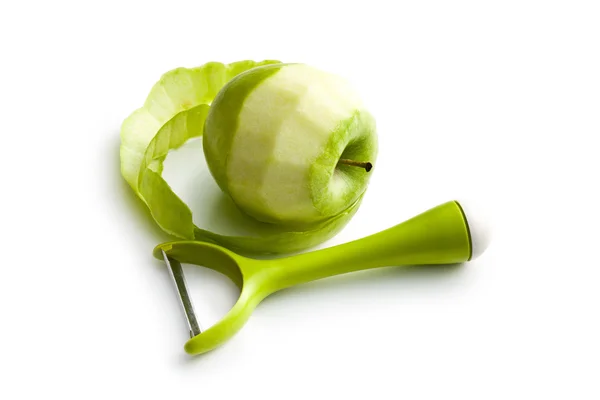 皮むき器と皮をむいたグリーンアップル — ストック写真