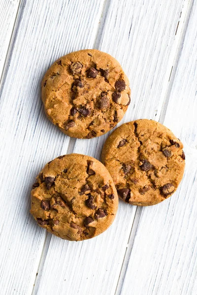 Biscoitos de chocolate na mesa da cozinha — Fotografia de Stock