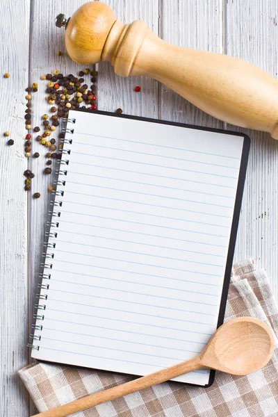 Libro de recetas con pimienta especia — Foto de Stock