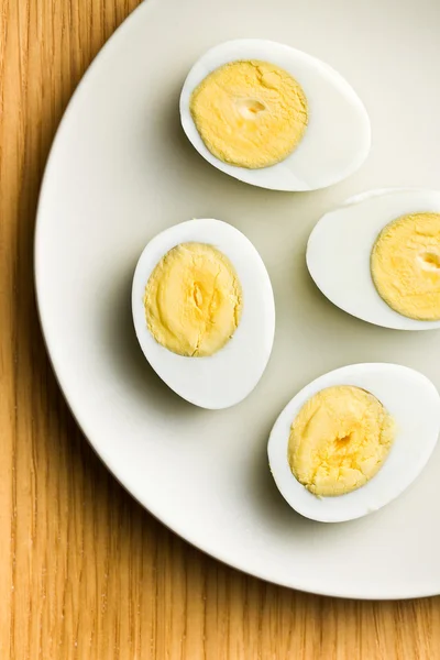 Нарезанное вареное яйцо — стоковое фото