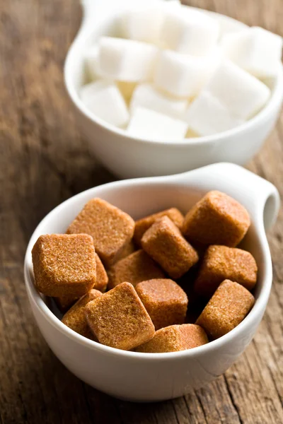 Cubos de azúcar marrón y blanco — Foto de Stock