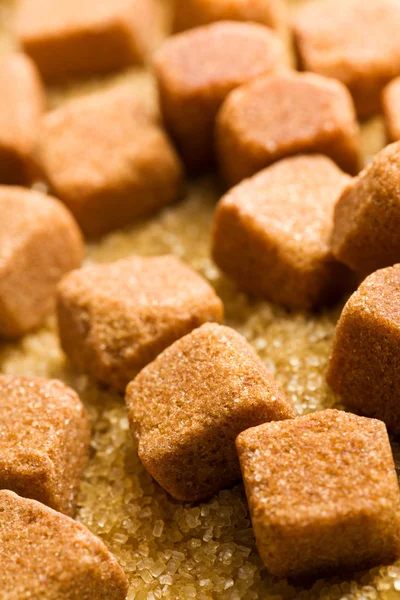 Кубы коричневого сахара — стоковое фото